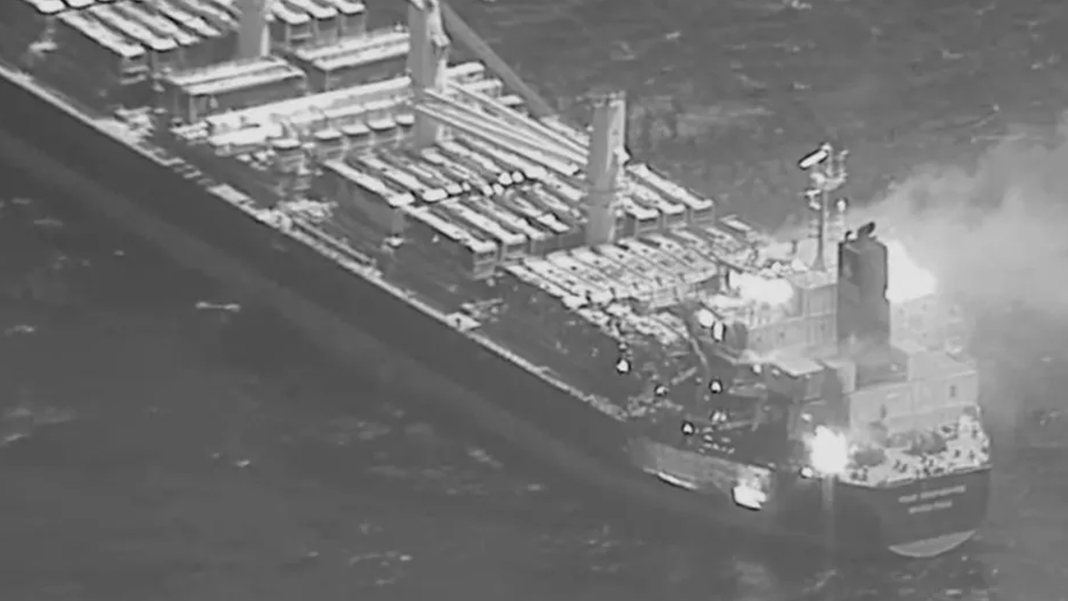 Husilerin gemiye düzenlediği füze saldırısında üç kişi öldü