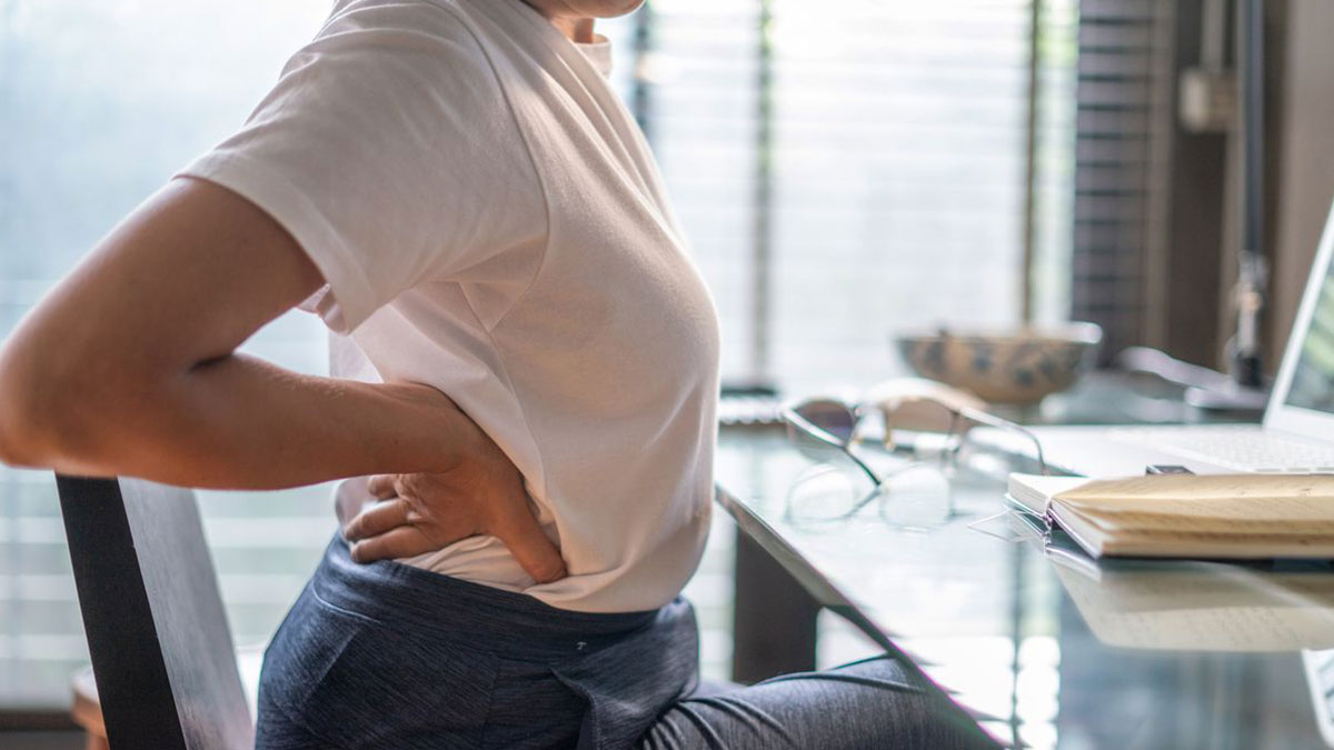 Oturarak çalışanlar dikkat: Bel ağrısını önlemek için bunları yapın! Ağrılardan kurtulmak meğer bu kadar kolaymış
