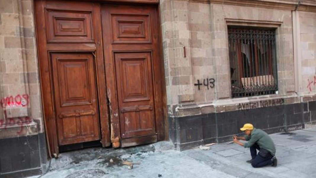 Protestocular Meksika'da başkanlık sarayının kapısını kırdı