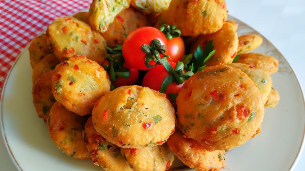 Bu pişi bildiğiniz pişilerden değil! Tadına bakan sizi şef ilan edecek: Mayasız ve sebzeli pişi