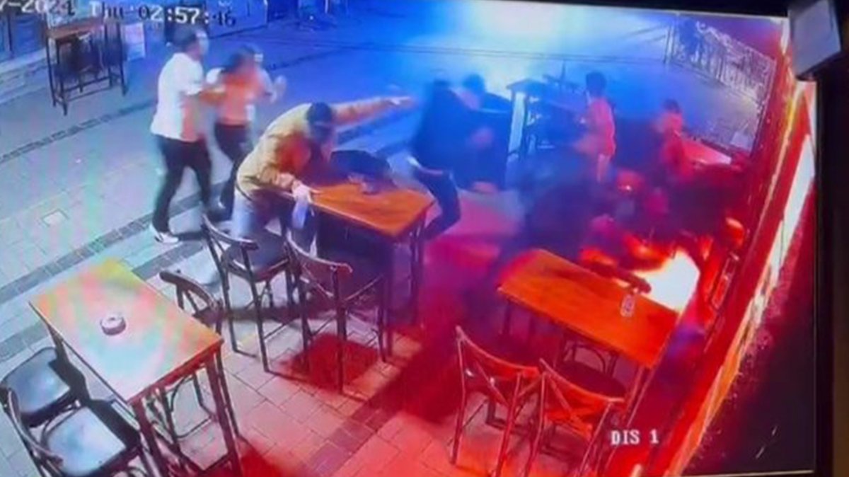 Eğlence mekanına silahlı saldırı! Korku dolu anlar kamerada