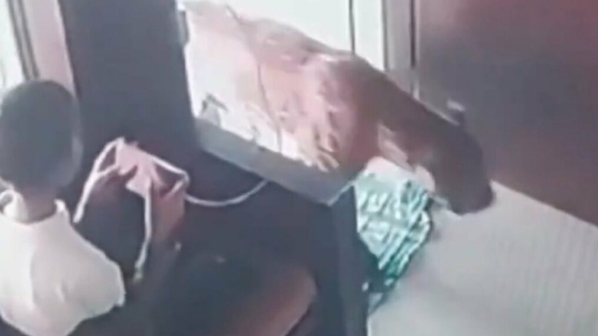 Çocuk telefonla oynarken içeri leopar girdi!