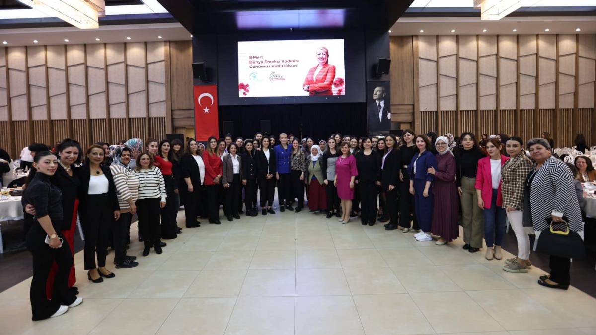 Şeniz Doğan, kadın çalışma arkadaşlarıyla 8 Mart Dünya Emekçi Kadınlar Gününü kutladı