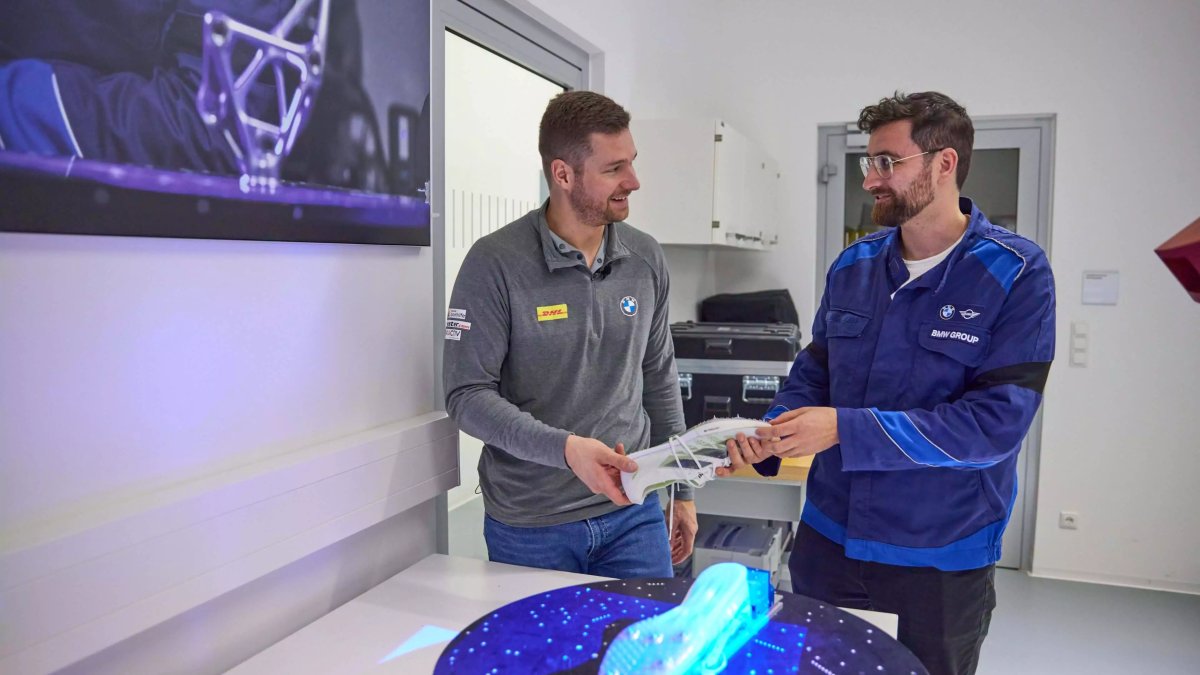 Arabasını alamayan ayakkabısını alacak! BMW spor ayakkabı işine girdi, özellikleri bildiğiniz gibi değil!