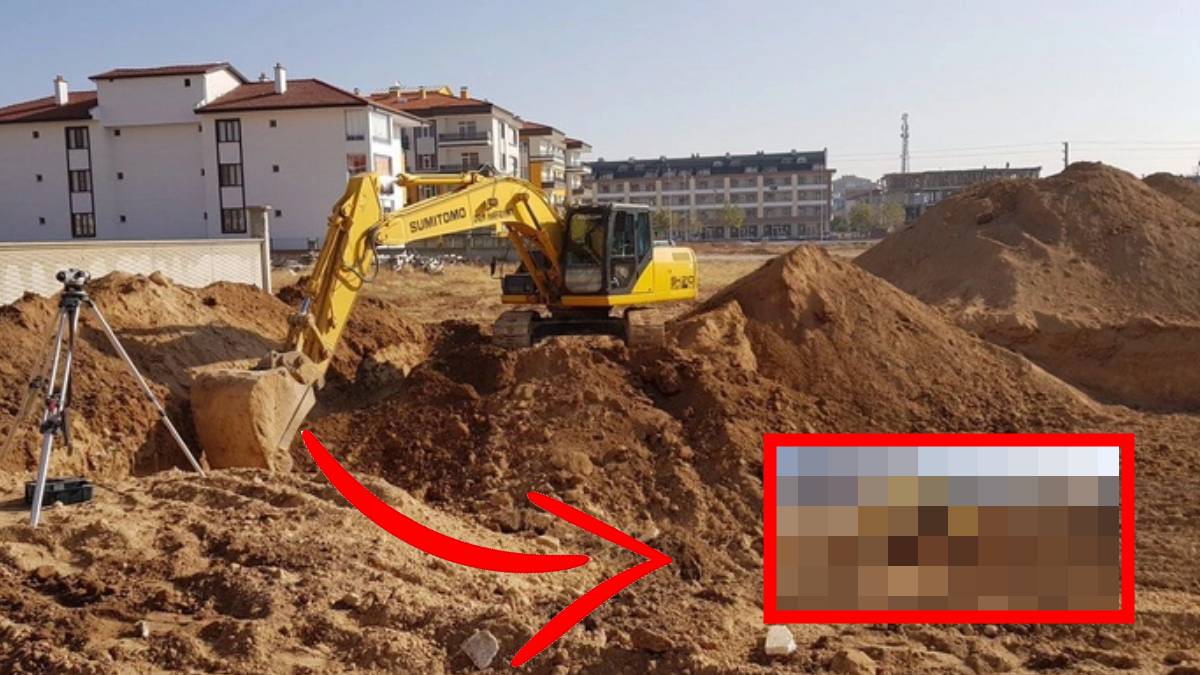 İnşaat işçileri kola içerek çalışıyorlardı, kepçenin ucuna bir anda takıldı! Önce sahte sandılar: Anlayınca hemen yetkilileri...