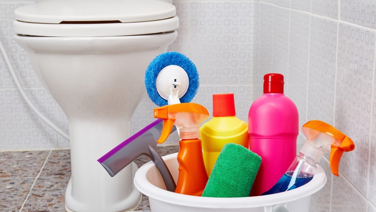 Yurt dışında viral olan klozet temizliği! Bu şekilde en kirli klozet bile ovalamadan tertemiz oluyor: Buzların etkisi şok edecek