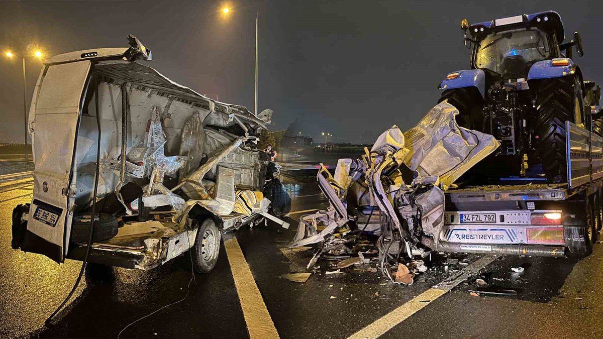 TEM'de feci kaza! Tıra çarpan panelvan ortadan ikiye bölündü: Savrulan araca bir tır daha çarptı