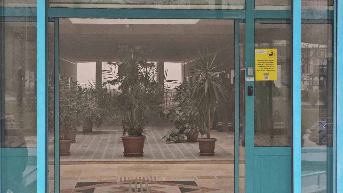 Üniversitede esrarengiz duman paniği: İki kişi dumandan etkilendi