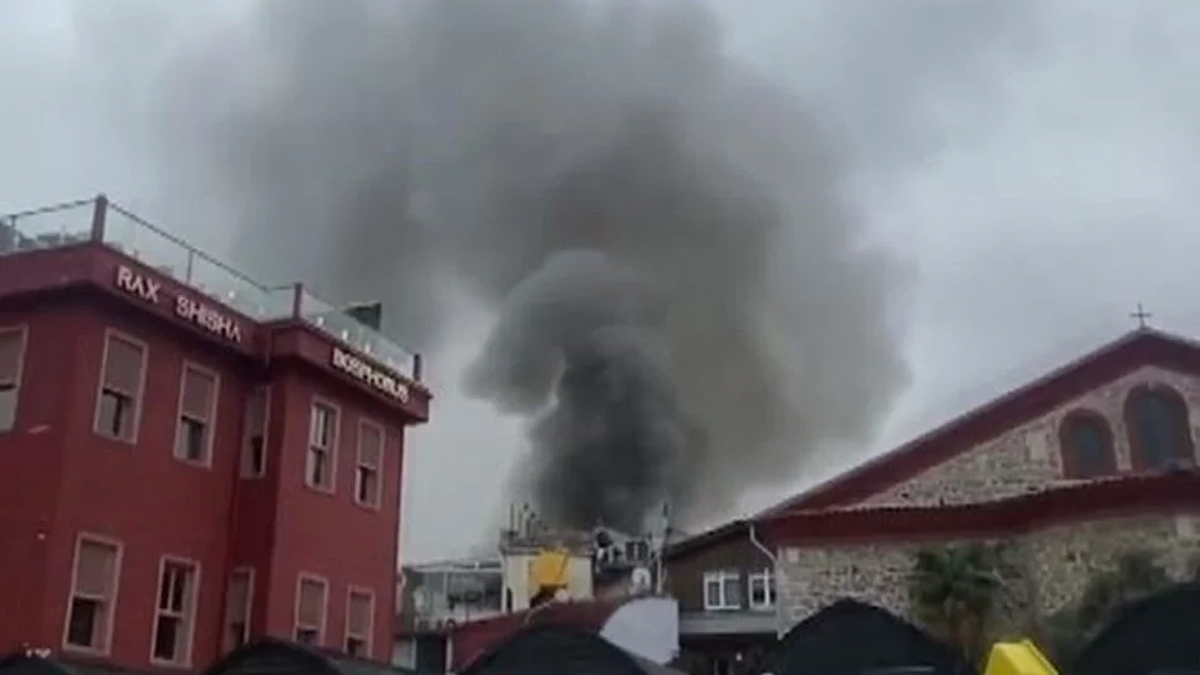 Ortaköy'de restoranda yangın! Dumanlar gökyüzünü sardı