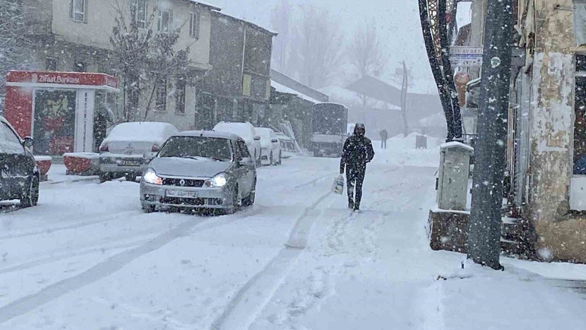 Kış daha yeni başladı! O ilimizde kar kalınlığı 15 santimi aştı