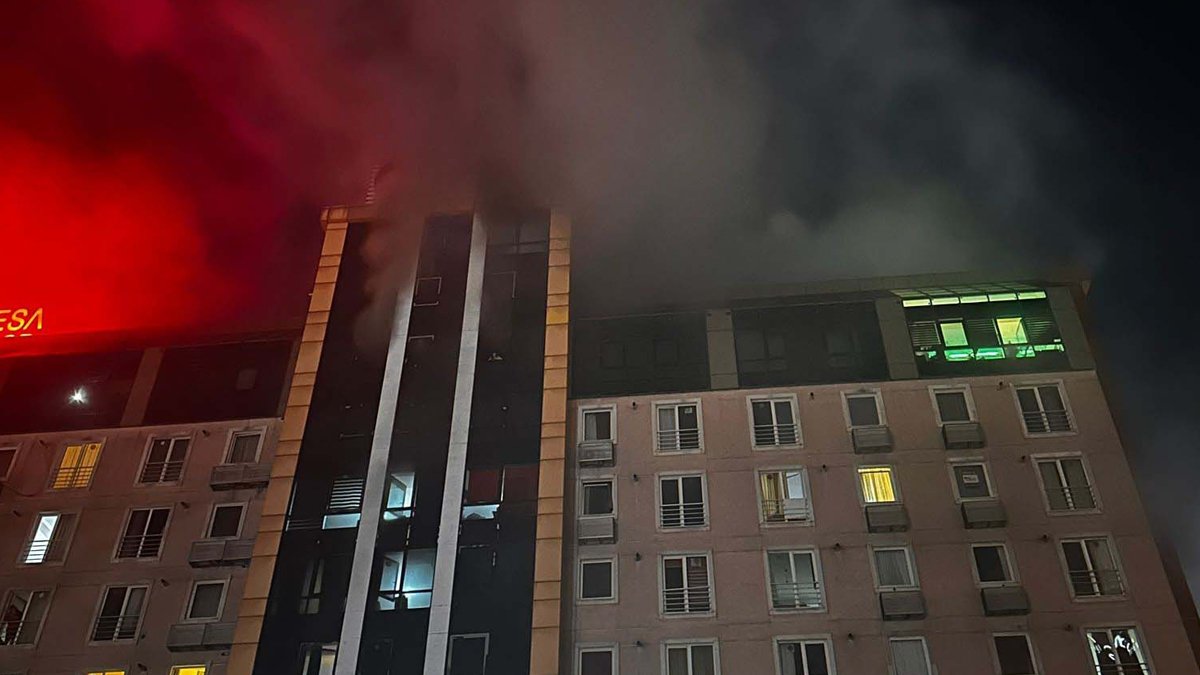 Esenyurt'ta rezidans yangını: 40 kişi mahsur kaldı