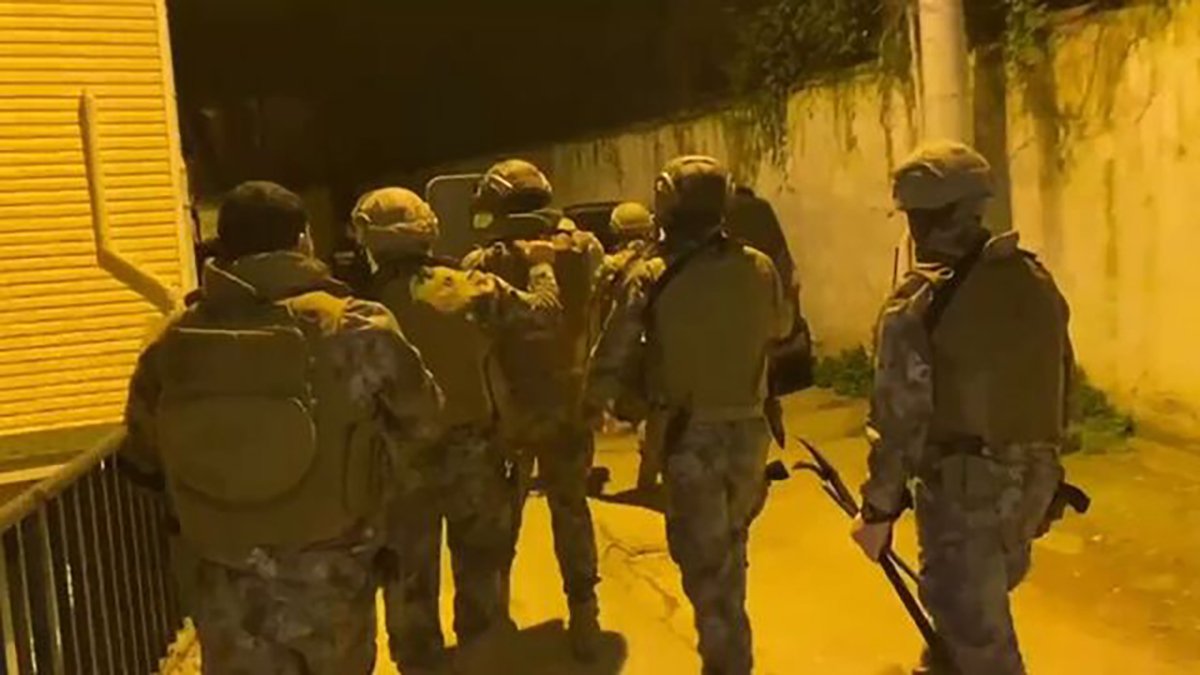 Aralarında doktor bile var: Yabancılara sahte belge düzenleyen şüphelilere kelepçe!