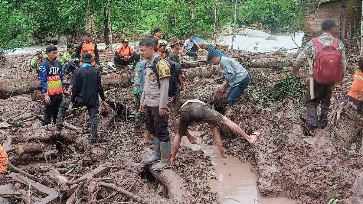 Endonezya’daki selde bilanço artıyor: 21 ölü