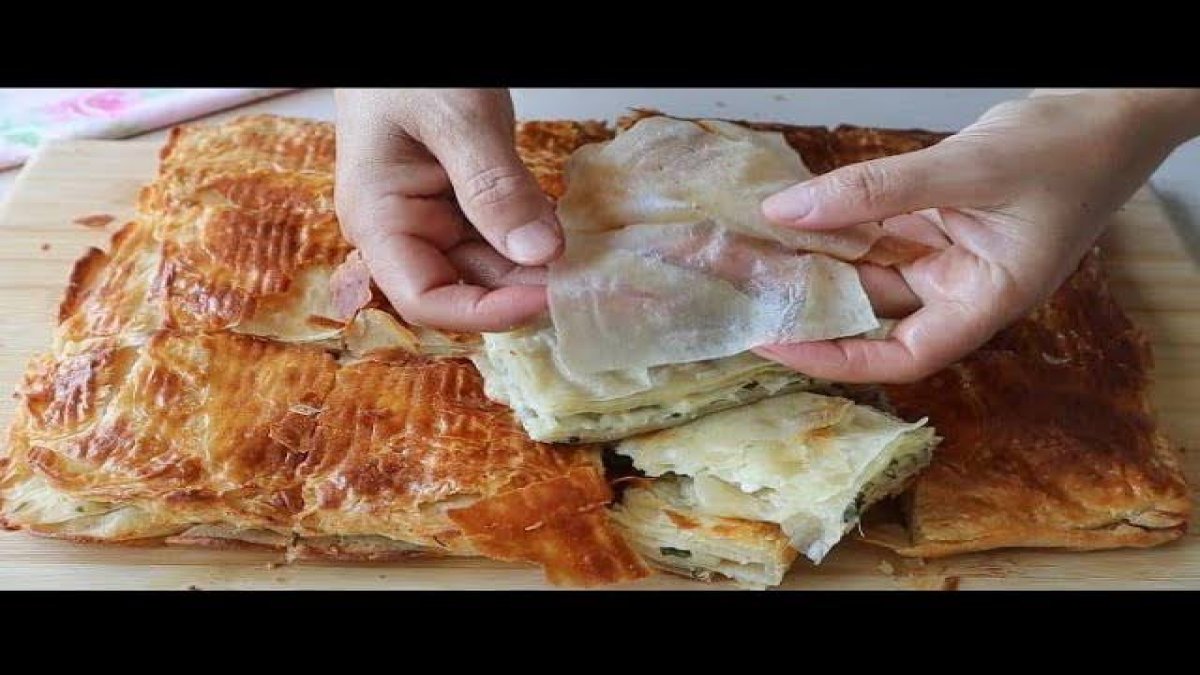 Ne kabartma tozu ne maya ne soda sadece 3 malzeme yeter! Bu börek el değmeden ufalanıyor, kat kat