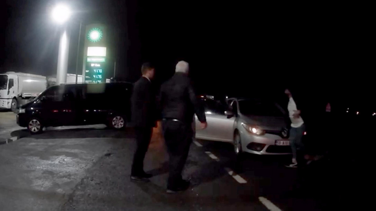 Yok böyle kaza! Yaralının üstünden geçip, yardım edene de çarptı!