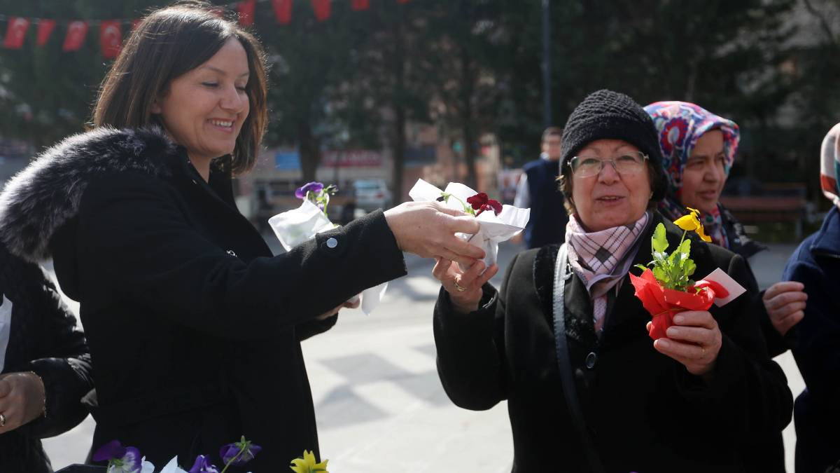 Yenimahalle Belediyesi’nden kadınlara menekşe sürprizi