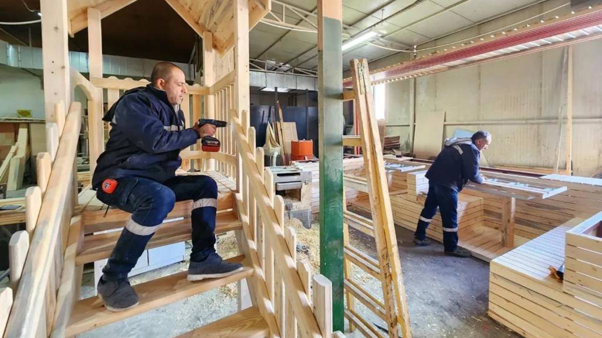 Karşıyaka’da ahşap atölyesi fabrika gibi çalışıyor