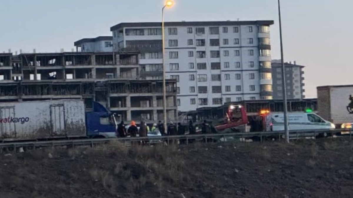 Kayseri'de feci kaza! Kamyonla otomobil birbirine girdi: Ölü ve yaralı var