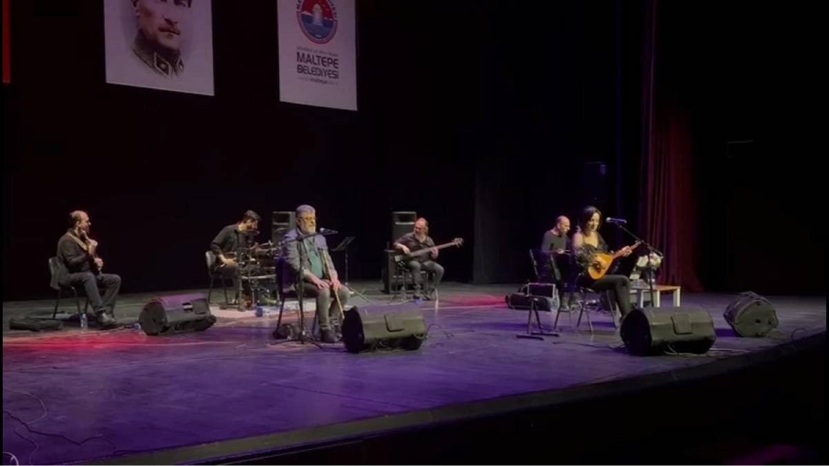 ‘Bağlamanın sultanı’ Özlem Özdil, Kadınlar Günü’nde sahne aldı