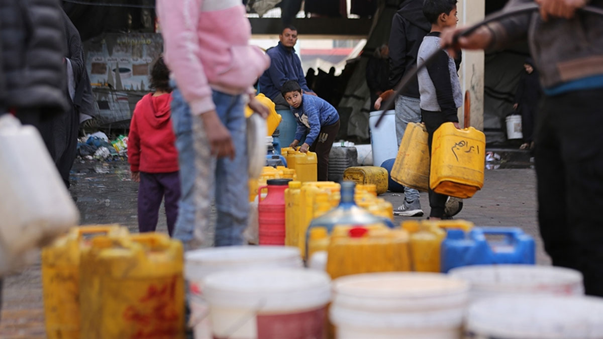 Gazze'de kişi başına düşen su miktarı 2 litreye indi