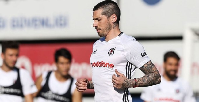 Milan, Jose Sosa için fiyatı artırdı