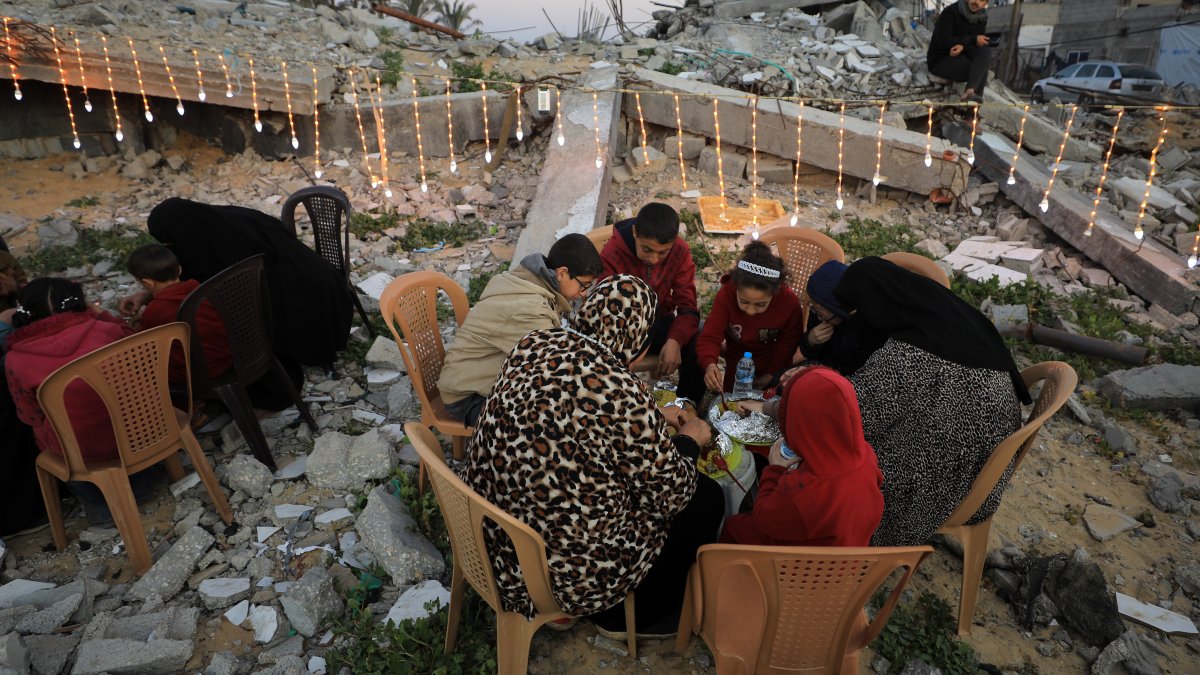 Savaşın gölgesinde Gazze'de ramazan: Yıkılan evlerinin enkazı üstünde ilk iftar
