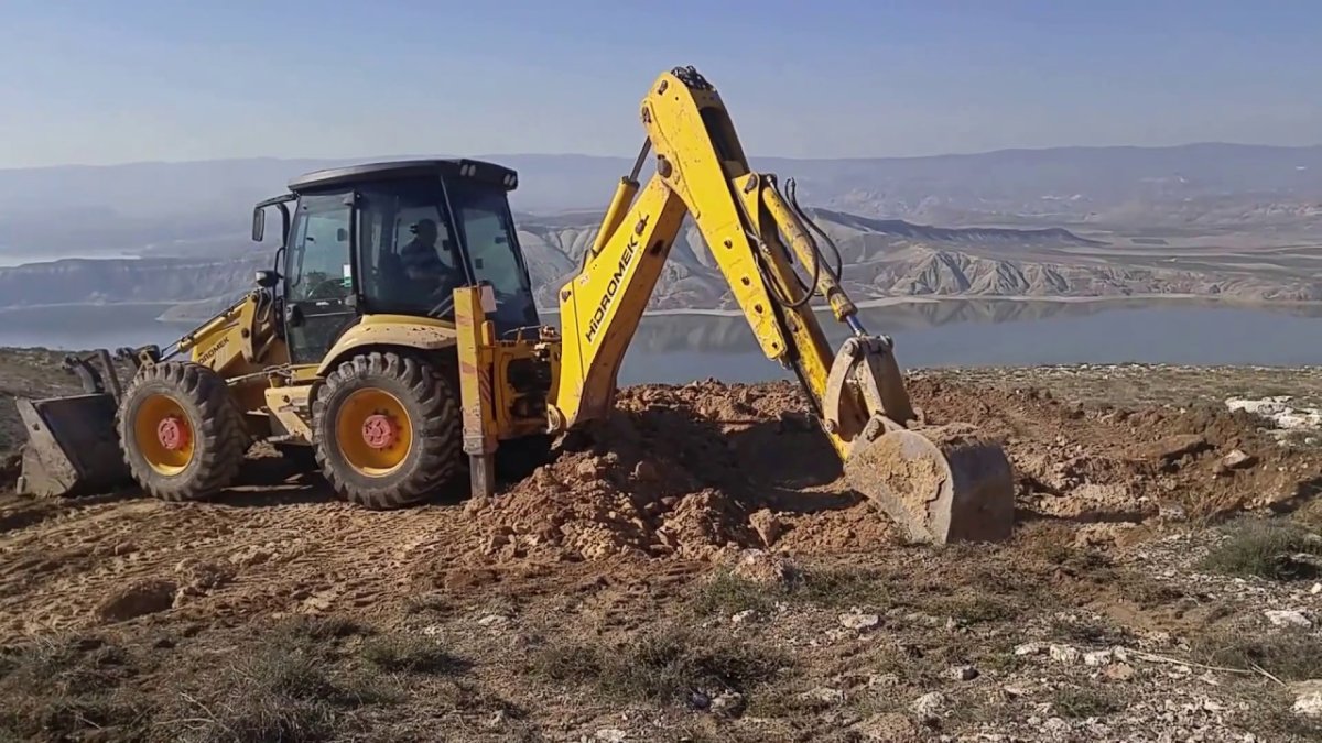 Kepçenin ucuna öyle bir şey takıldı ki... Hemen araçtan indi baktı yetkilileri aradı: Hazine buldu