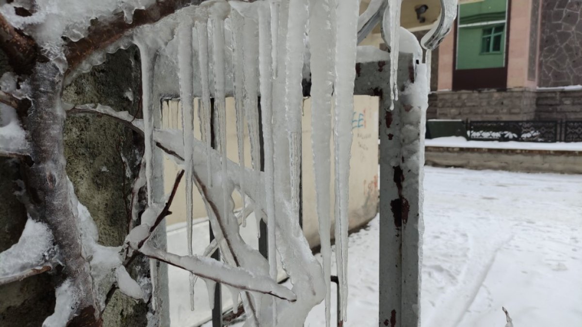 Kış bitmedi! O ilimizde hava sıcaklıkları eksi 16 dereceye düştü: Buz sarkıtları oluştu