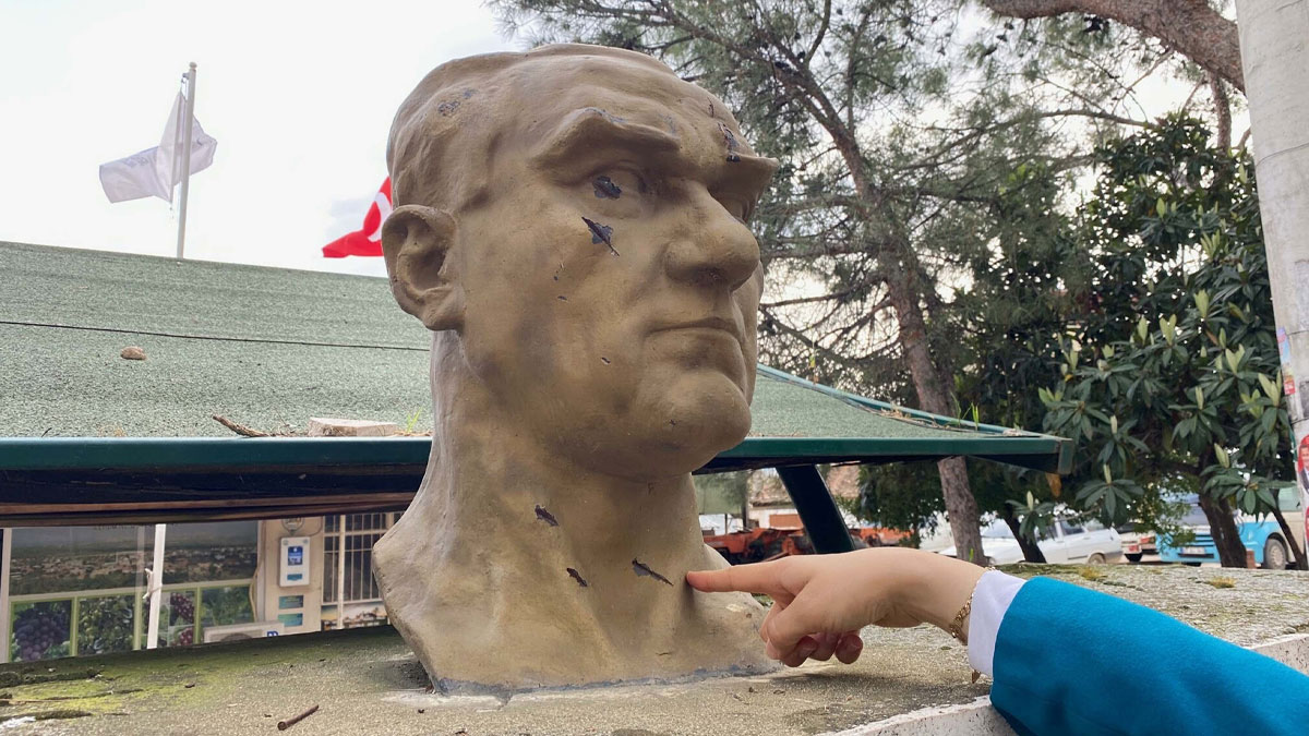 Atatürk büstüne baltalı saldırı: Puta mı tapıyorsunuz?