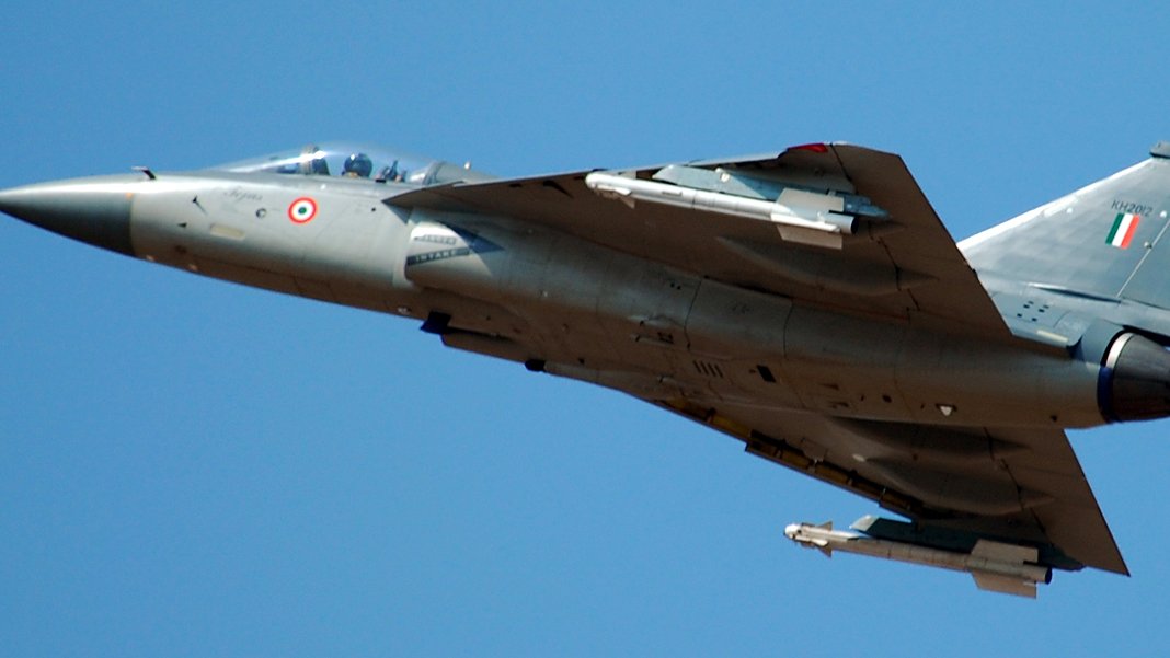 Hindistan'ın savaş uçağı düştü: Pilot fırlatıldı