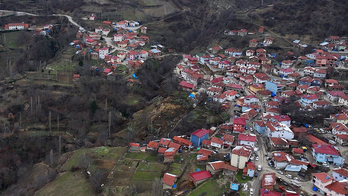 Köylüler neye uğradığını şaşırdı: Yer yarıldı, köy ikiye ayrıldı! Görüntüler dehşete düşürdü