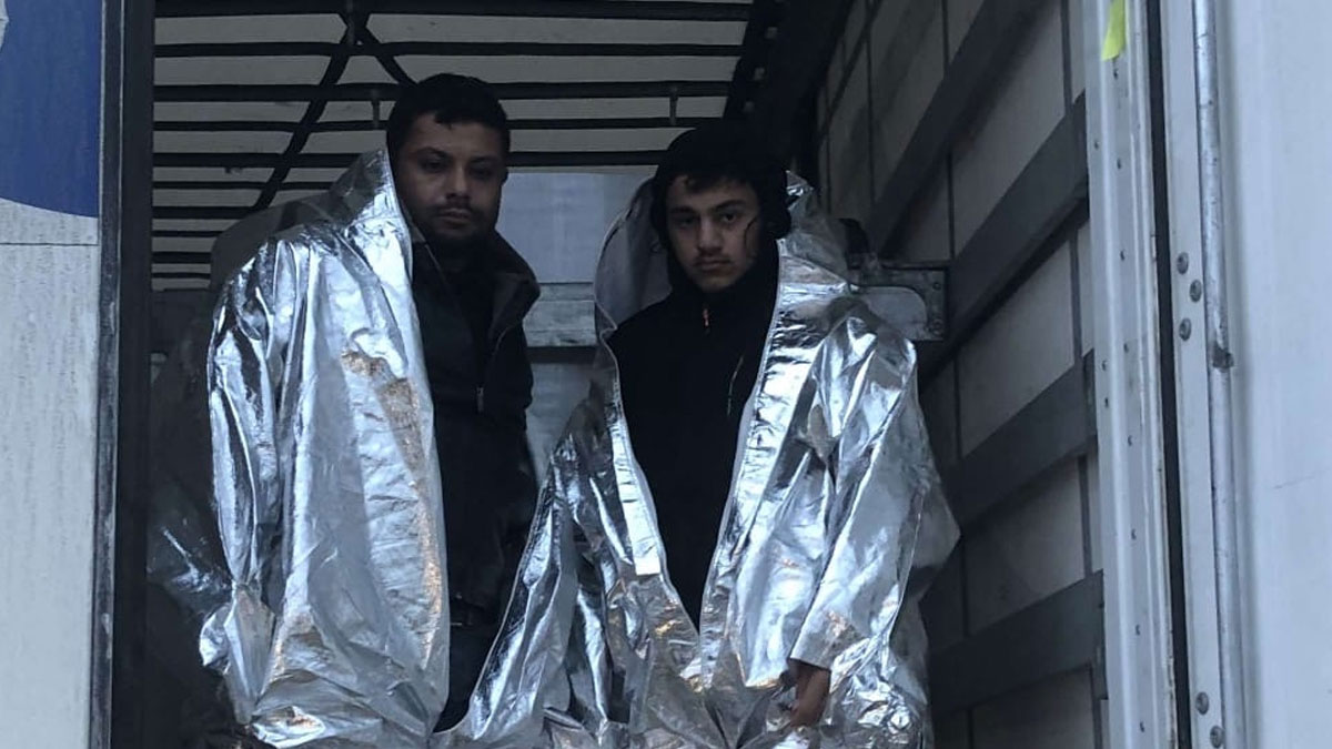2 kaçak göçmen alüminyum folyo kaplı kıyafetle yakalandı