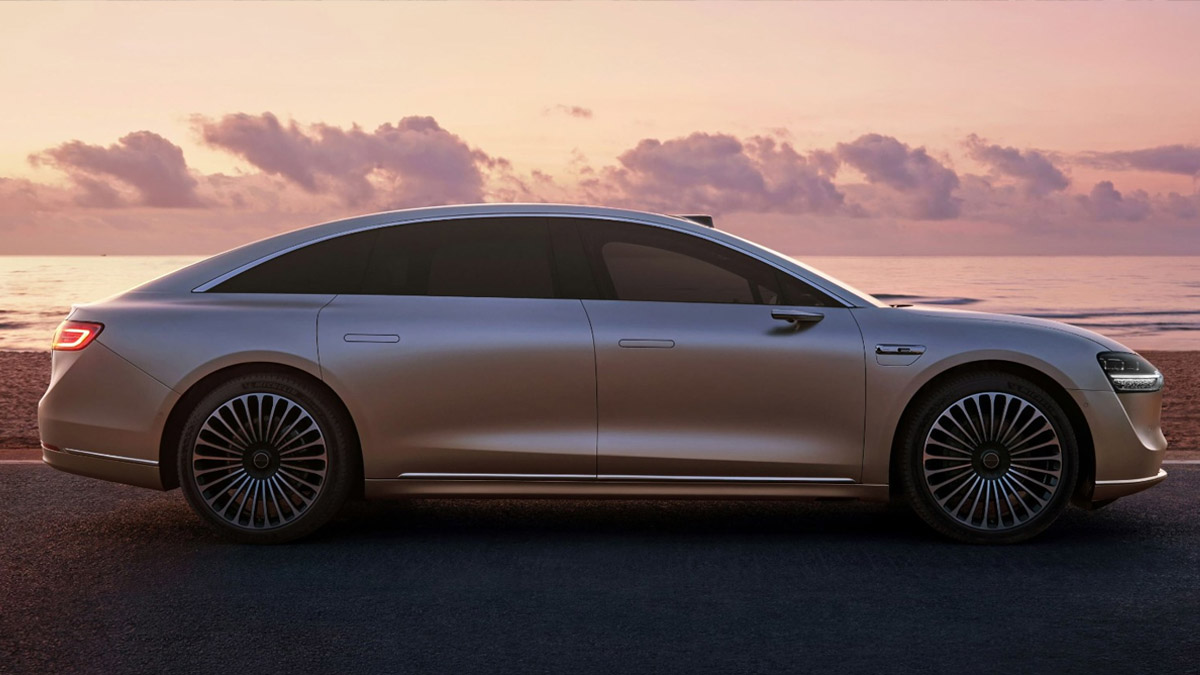 Mercedes S-Class'a bir sürü para ödemek yerine bunu alın! Huawei öyle bir araba yaptı ki içinde yok yok