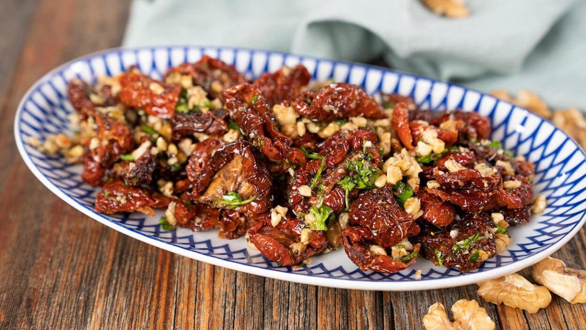 Her sofranın vazgeçilmezi olacak! Bir kere hazırlayın 20 gün boyunca gidiyor: Kuru domates salatası