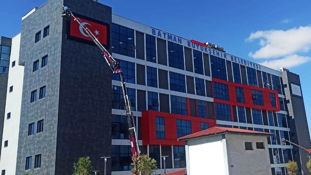 Batman büyükşehir mi oluyor? Belediyeye asılan tabela 'Erdoğan mı açıklayacak?' dedirtti