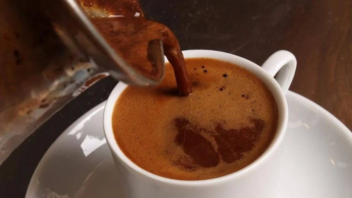 Zayıflamanın en kolay yolu! Türk kahvesinin içine bir kaşık eklemeniz yeterli, 1 ayda 5 beden inceltiyor