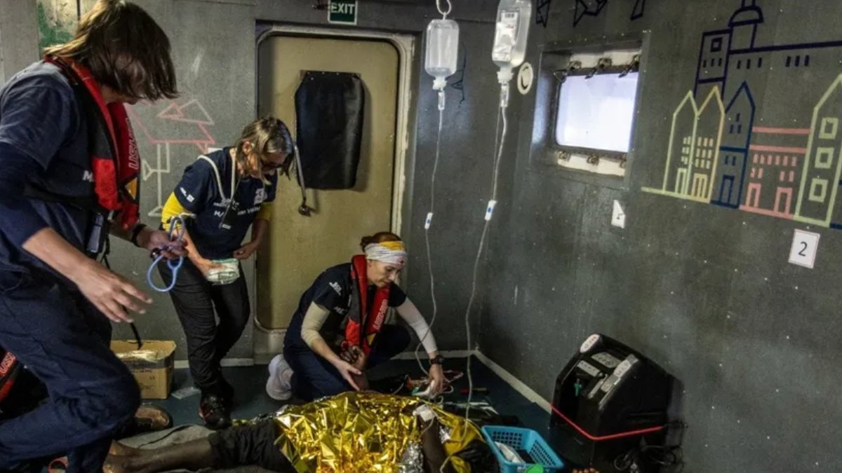 Libya'dan İtalya'ya giden bottan kurtarılan mülteciler anlattı: En az 60 kişi denizde öldü