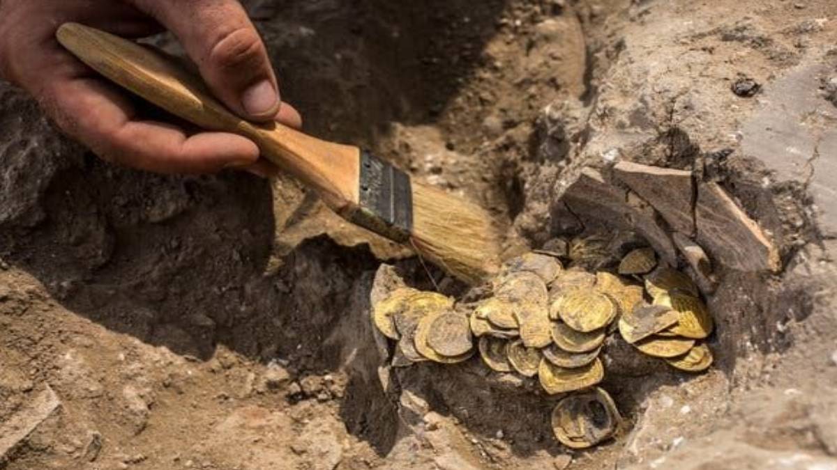 Metal dedektörle gezerken çil çil altın buldu! 6 yıldır bu hazineyi arıyordu... Amatör defineci resmen servete kondu