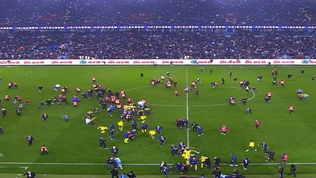 Trabzonspor-Fenerbahçe maçının ardından ortalık karıştı: Taraftarlar sahaya girdi