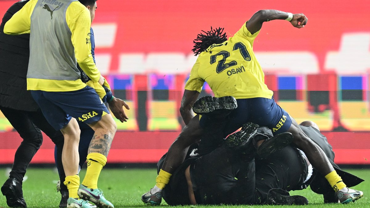 Kanarya'nın unutulmaz ismi Trabzonspor derbisi sonrasında Fenerbahçeli oyuncuları hedef aldı! "O kutlamayı sahanın ortasında..."