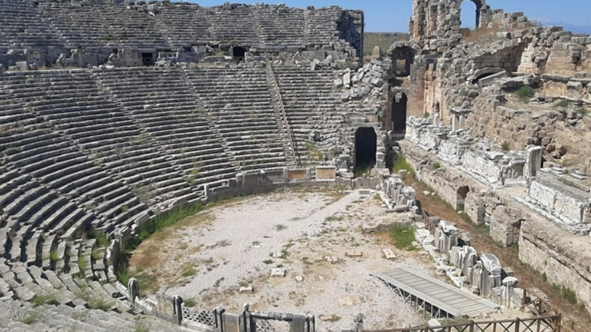 Perge Antik Kenti: Tarih ve Doğanın İç İçe Geçtiği Bir Hazine