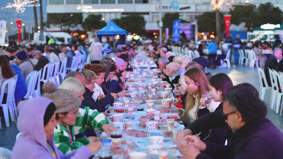 İzmir büyük iftar sofrasında buluştu