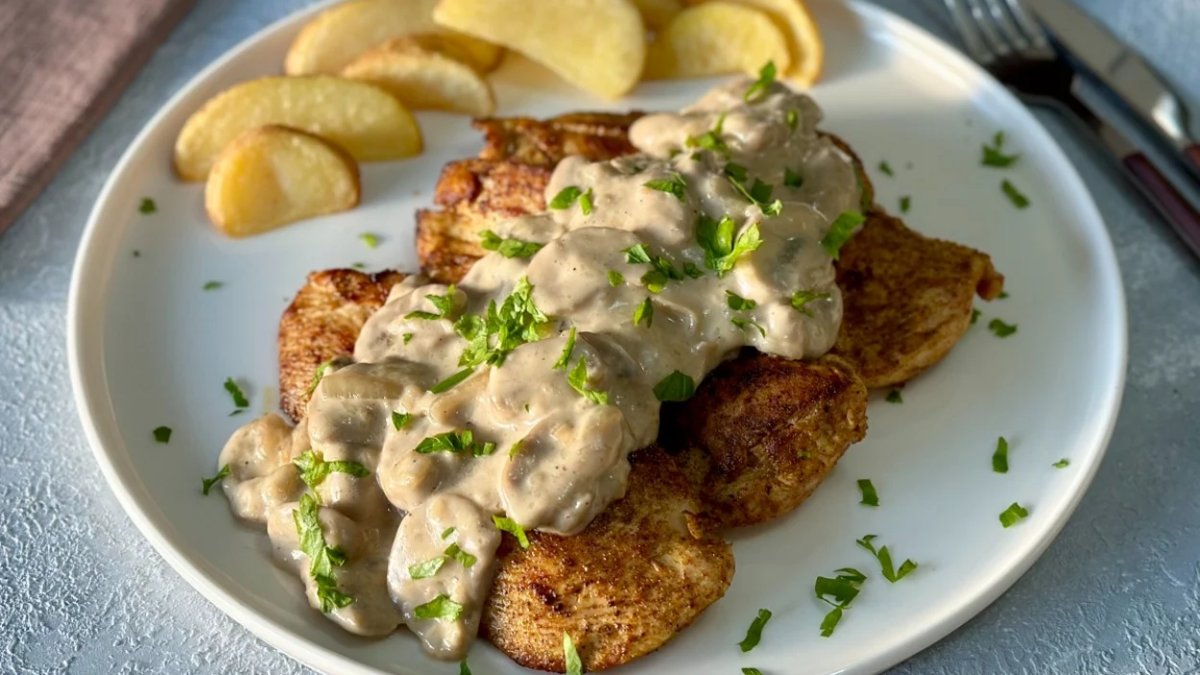 İftarda ne yapsam diye düşünmeyin! Herkes patlayana kadar yiyecek: Mantar ve biber soslu tavuk herkese parmaklarını yedirecek