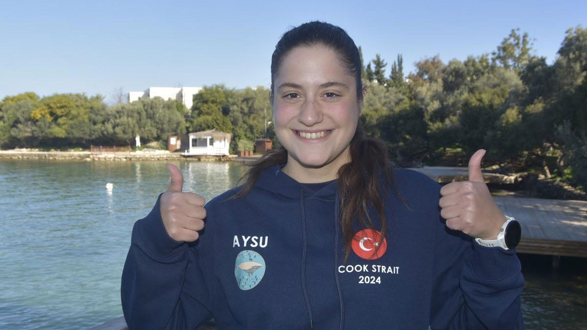 Yüzücü Aysu Türkoğlu, Cook Boğazı geçişini tamamladı
