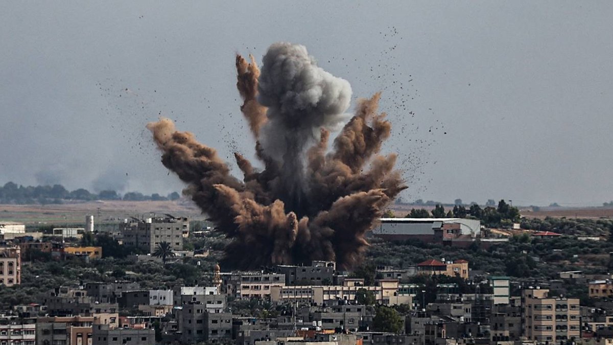 İsrail Şifa Hastanesi'ni havaya uçurdu