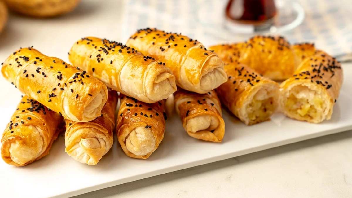 Bu lezzete kaynana nazarı değer! Hem patatesli hem de soslu! Çıtır çıtır patatesli börek tarifi