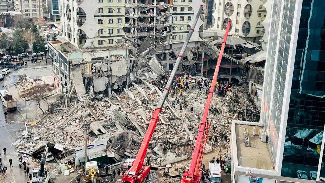 Depremde yerle bir olan Galeria Sitesi davasında karar: Müteahhitlere hapis cezası