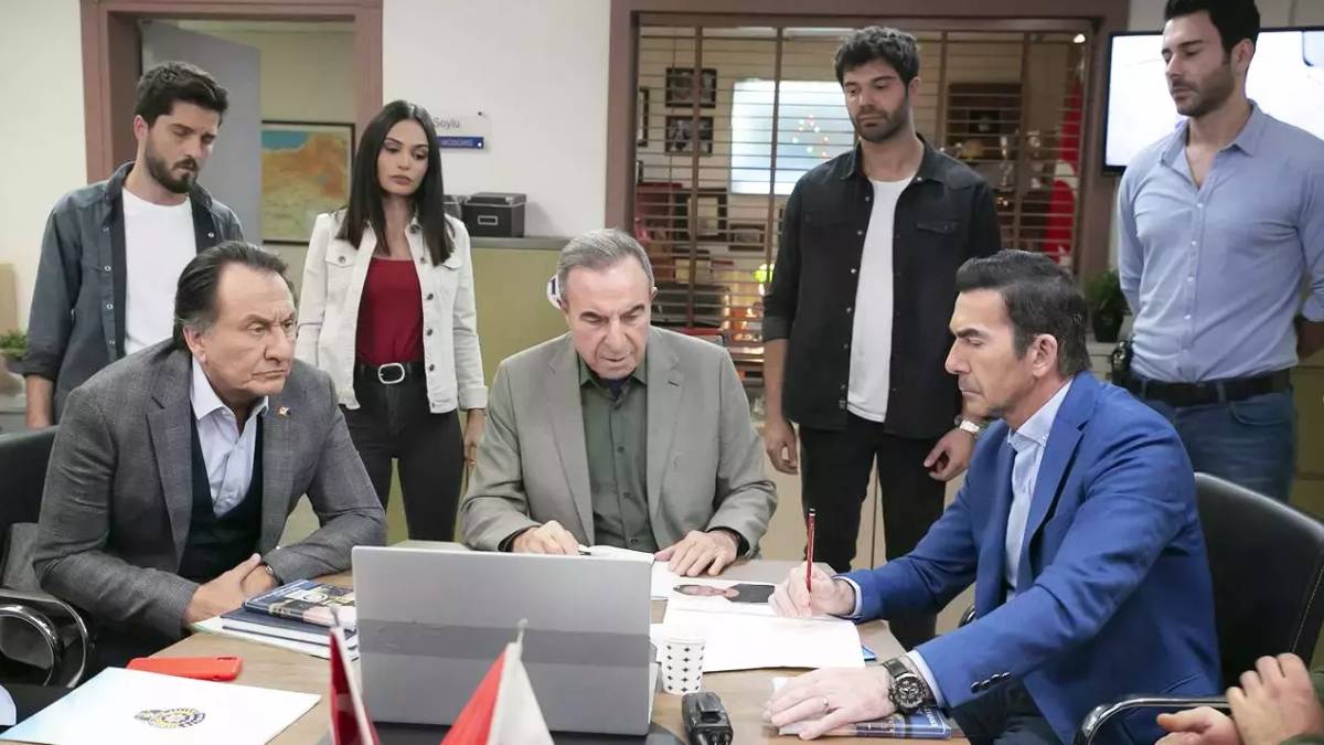 Arka Sokaklar dizisinde büyük ayrılık! Ünlü oyuncunun hikayesi kısa sürdü. İşte rekortmen projeden çıkarılan o isim...