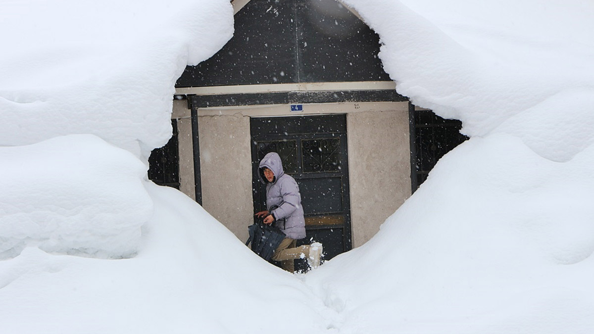 Mart kapıdan baktırdı! Bingöl'de tek katlı evler kara gömüldü