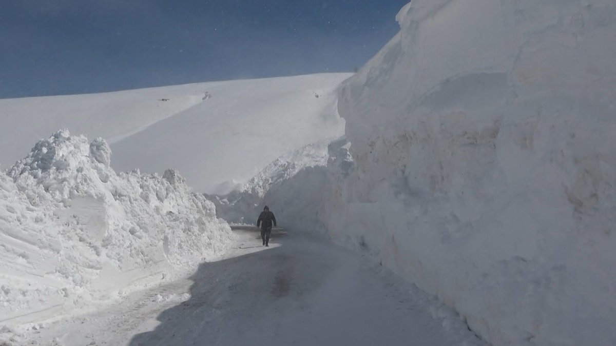 Muş'ta kar kalınlığı 4 metreye ulaştı! Ekipler düşen çığdan saniyelerle kurtuldu
